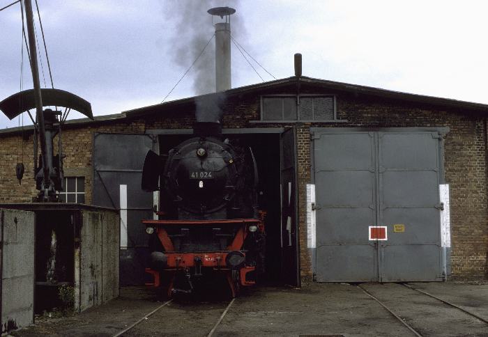 41 024 wird hochgeheizt in dem kleinen Lokschuppen in Königstein, um 08:30h am 23.09.1979