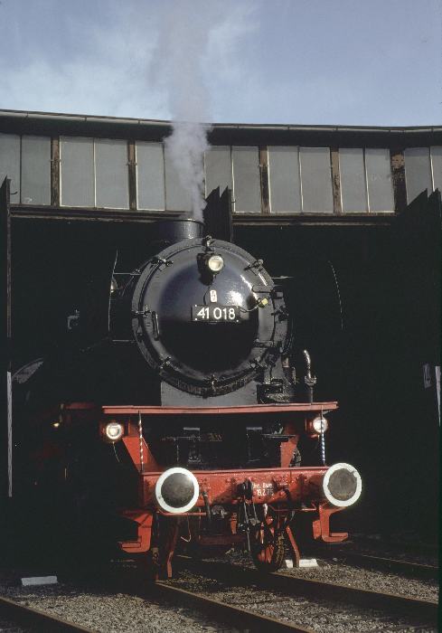 41 018 am Lokschuppen in Attnang-Puchheim, um 6:30h am 25.05.1980