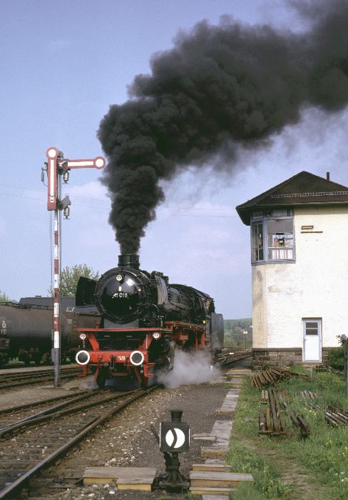 41 018 beim Umsetzen an das andere Ende vom Sonderzug in Ried (Österreich); um 17:30h am 25.05.1980