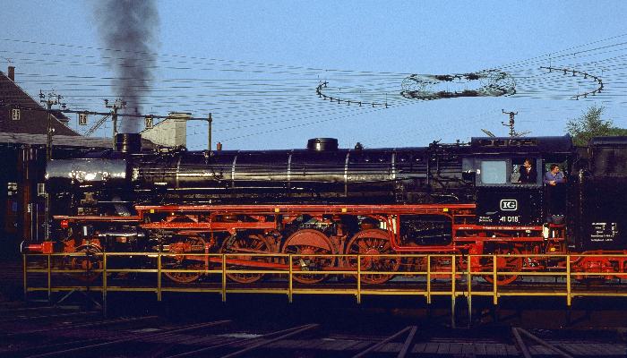 41 018 auf der Drehscheibe mit der „Elektrospinne“ darüber im Bw Attnang-Puchheim, um 19:00h am 25.05.1980