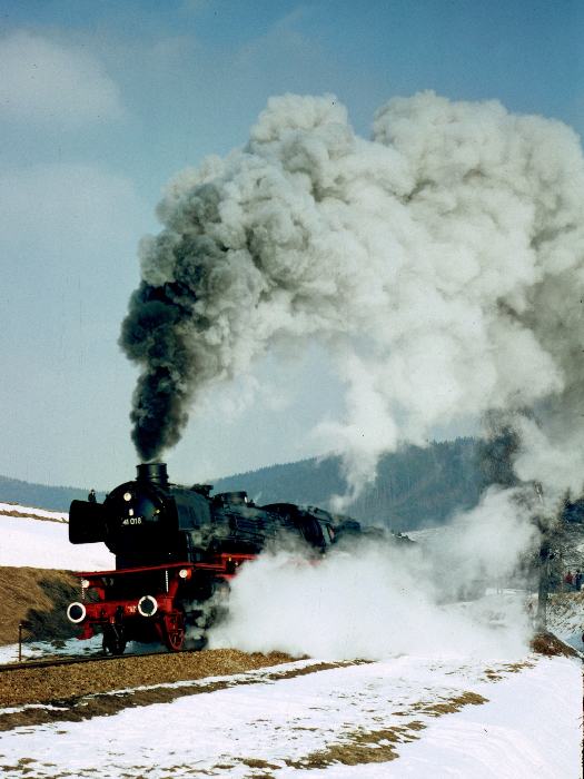41 018 mit Sonderzug am Bf Holzleithe, am 15.02.1981