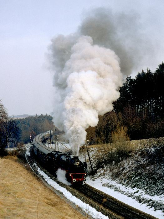 41 018 bei einer von vielen Scheinanfahrten am Einschnitt vor Peterskirchen, am 15.02.1981