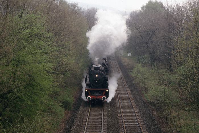 41 360 mit  Sonderzug Nr.26041 (Weserbergland -Rundfahrt) bei Wenzen, um 10:28h am 30.04.1988