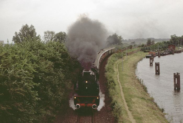 41 360 mit Sonderzug auf der Rückfahrt Lüneburg ->Hamburg (D 27308) über Büchen, fotografiert bei leider ziemlich miesem Licht direkt am Elbe-Trave Kanal bei Lauenburg, am 06.08.1988