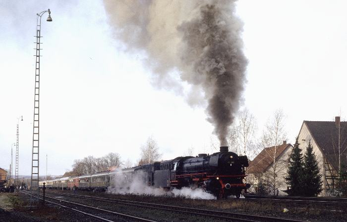 41 360 mit Sonderzug bei der schön lauten Anfahrt in Wulften, wo es einen Zwischenhalt gab, um 10:00h am 27.01.1990