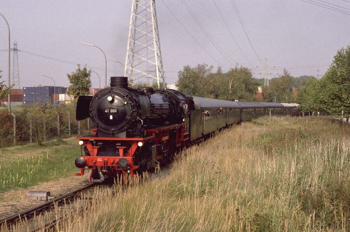 41 096 mit spezieller Hafenrundfahrt im Hamburger Hafen, inzwischen auf der Rückfahrt zum Hafen-Hauptrangierbahnhof, am 22.06.1996