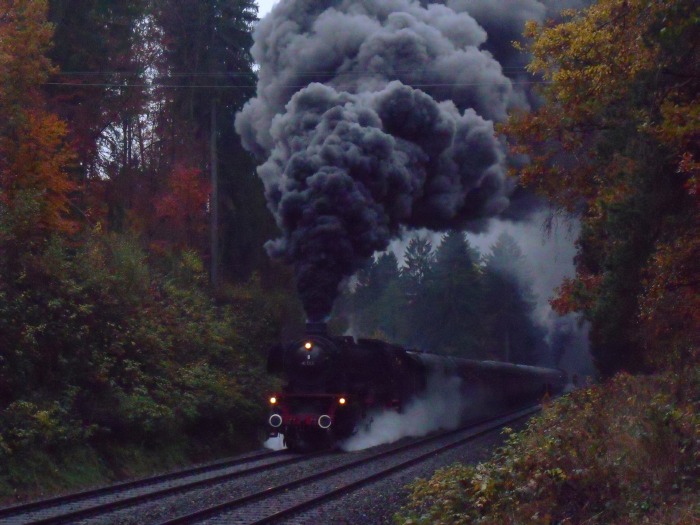 41 018 herrlich laut und angestrengt mit dem Sonderzug DPN 62063 zum 40-jährigen Revival der UEF-Fahrt am 26.09.1976, selbstverständlich geschoben von 01 1066, auf der Schiefen Ebene unterhalb von Marktschorgast bei km 80,7, um 16:10h am 05.11.2016