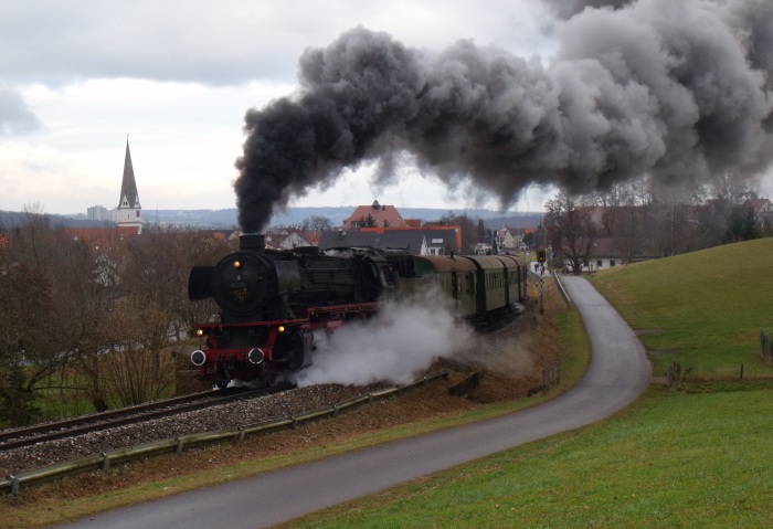 41 018 mit GES- Nikolauszug (der sogar eine Nummer hatte: 62166) nach Neuffen, hier hinter Linsenhofen fotografiert und natürlich auch akustisch aufgenommen, um 11:31h am 11.12.2016