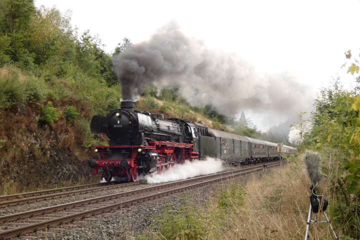 41 018 vor dem Pendel-Sonderzug Nr.56722 N.W.→Marktschorgast, in der oberen Steigung der Schiefen Ebene bei Strecken-Kilometer 80,8, um 16:31h am 10.09.2022