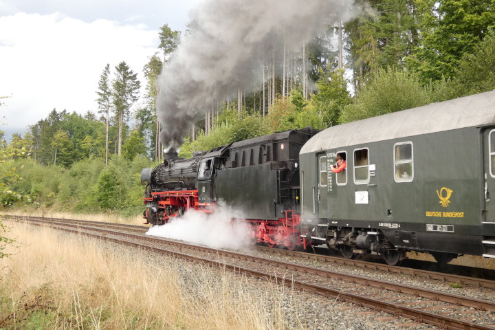 41 018 zieht Zug 56722 N.W.→Marktschorgast bei Km 80,8, um 16:31h am 10.09.2022