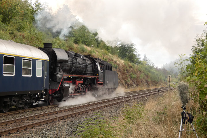 44 546 schiebt Zug 56722 N.W.→Marktschorgast bei Km 80,8, um 16:31h am 10.09.2022