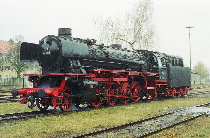 41 018 im ex Bw Augsburg, am 25.01.1999