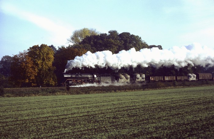 41 1185 mit Güterzug nach Oebisfelde bei Gardelegen, 25.10.1982