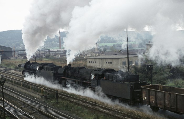 41 1136 + 41 1130 Güterzug Ausfahrt Saalfeld, 14.10.1976