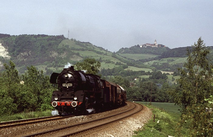41 1225 mit Dg vor der Leuchtenburg bei Kahla, 01.06.1985
