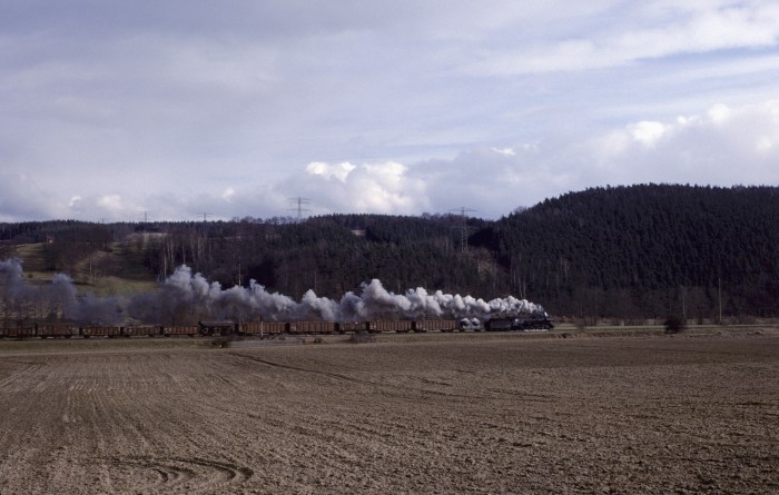 unbekannte 41 mit einem der letzten Plangüterzüge bei Kirchhasel, November 1986