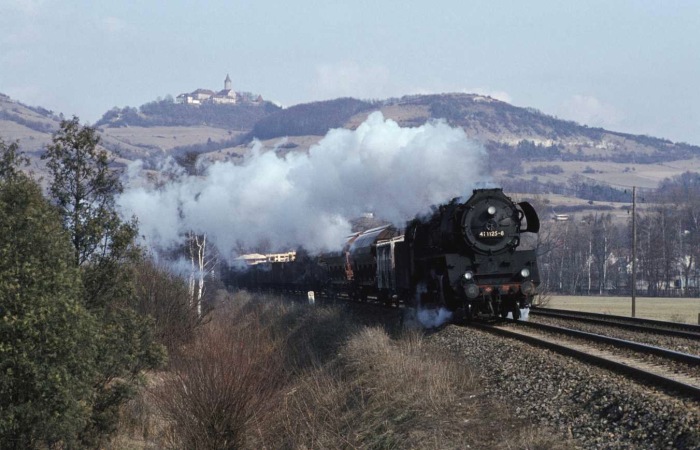 41 1125 mit Ng 66473 vor der Kulisse der Leuchtenburg hinter Kahla, Februar 1982