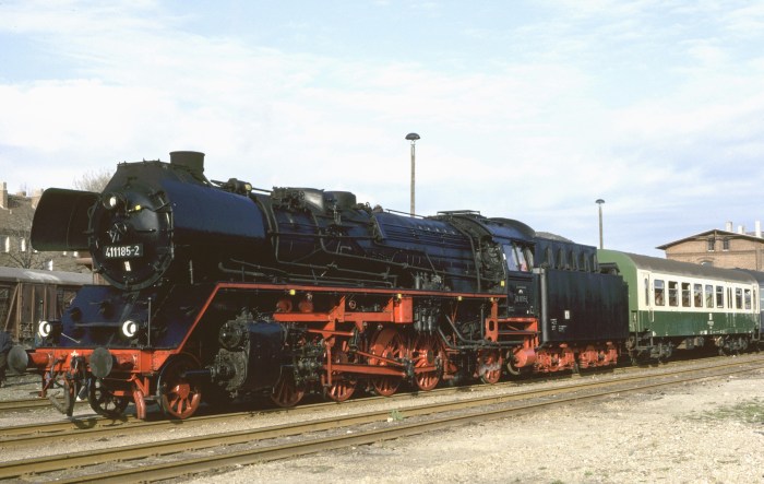 41 1185 vor Sonderzug in Wanzleben, 08.04.1990