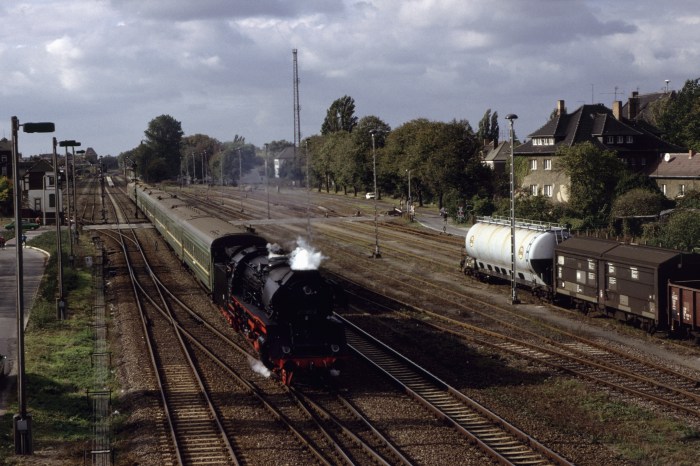 41 1185 mit Zug der Russischen Armee, Durchfahrt Genthin, 19.10.1991