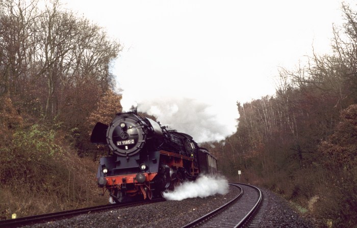 41 1185 mit  Orient-Express -Sonderzug im Wald-Einschnitt vor Vienenburg, am 30.11.1997