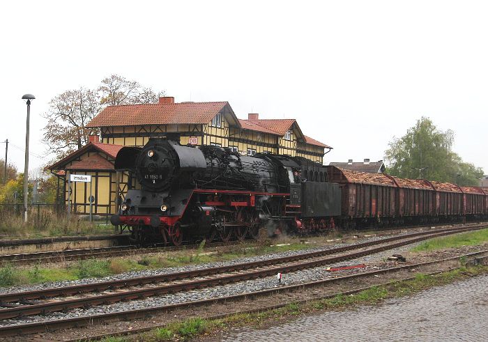 41 1150 mit dem (später in Oberrohn akustisch aufgenommenen ) Holzzug DGz 93361 beim Halt in Immelborn, um 15:40h am 23.10.2009