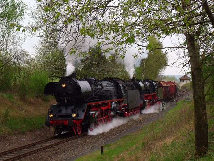 41 1150 + 41 1144 mit DGz 91679 (Holzzug ->Eisenach) Ausfahrt Marksuhl, um 17:51h am 10.04.2014