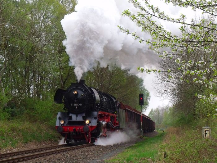 41 1144 mit DGz 91705 ganz unspektakulär aber wie üblich, laut und brillant Ausfahrt Marksuhl, um 10:39h am 11.04.2014