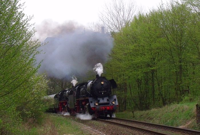 41 1150 + 41 1144 mit Sonder- Personenzug DPe 91710 (Eisenach-Meiningen), unverkennbar in der Steigung am ehemaligen Block Höpfen (im Qualm der Loks ist die Wartburg zu erahnen), um 16:28h am 11.04.2014