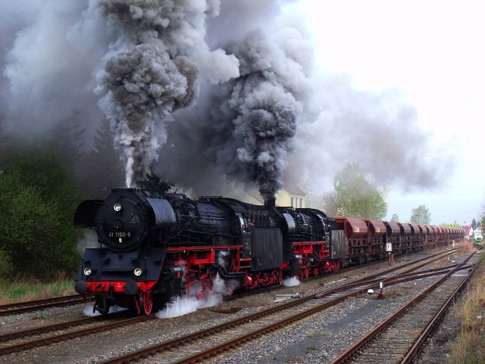 41 1150 + 41 1144 mit der ersten Anfahrt des schweren, vollen Kieszuges, der bei dieser Veranstaltung etwas spazieren gefahren wurde. Phantastisch harte und laute Ausfahrt des DGz 91722 aus Immelborn, erst mal Richtung Meiningen, um 10:12h am 12.04.2014