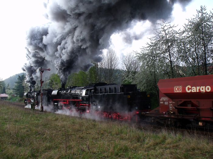 41 1150 + 41 1144 mit der ersten Anfahrt des schweren, vollen Kieszuges, der bei dieser Veranstaltung etwas spazieren gefahren wurde. Phantastisch harte und laute Ausfahrt des DGz 91722 aus Immelborn, erst mal Richtung Meiningen, um 10:12h am 12.04.2014