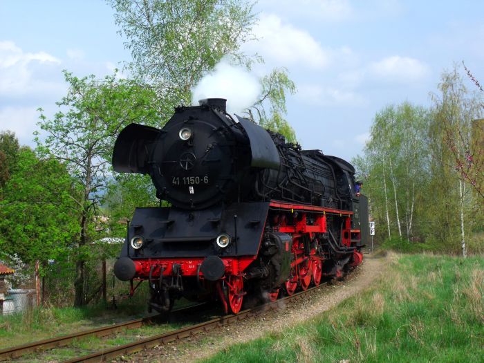 41 1150 rückwärts und abwärts auf dem Anschlußgleis Richtung Kieswerk, um Wasser zu erhalten und die restlichen 7 vollen Kieswagen herauszuziehen, um 15:17h am 12.04.2014