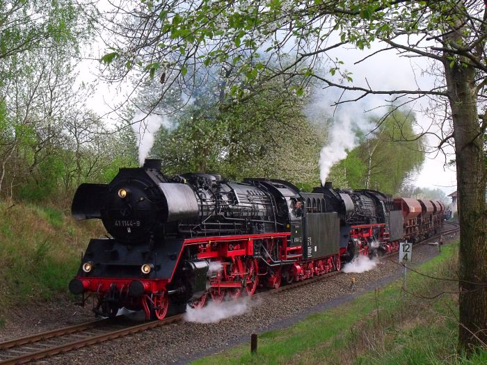 41 1144 + 41 1150 krachen mit dem schweren Kieszug DGz 91726 aus Marksuhl heraus, kräftig und laut geschoben von 50 0072 (Foto siehe Seite der 50.35), um 18:37h am 12.04.2014