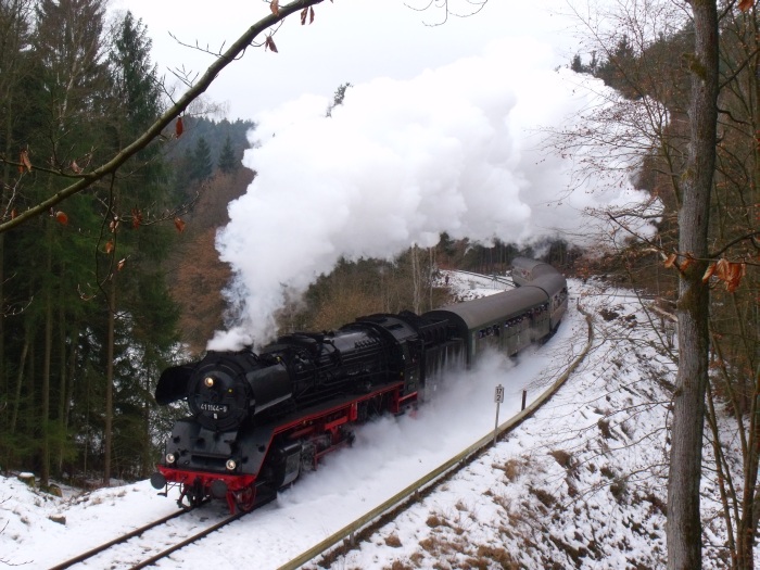41 1144 mit RE Rodelblitz (Eisenach -> Arnstadt) ebenso laut bei Strecken-km 17,2, vor dem Hirschberg-Tunnel bei Springstille,  um 11:44h am 11.02.2017