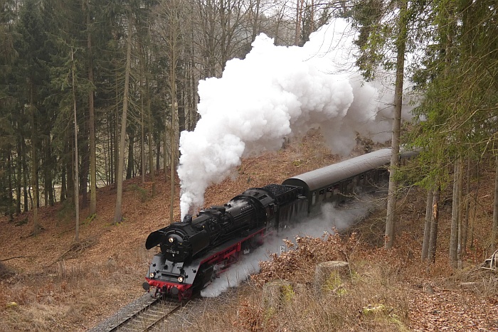 41 1144 mit Rodelblitz (Arnstadt -> Eisenach) in den Kurven im Wald vor Altersbach, um 12:20h am 25.01.2020