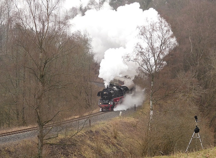 41 1144 mit Rodelblitz (Arnstadt -> Eisenach) in der großen Kurve im Wald vor Altersbach, um 12:20h am 26.01.2020