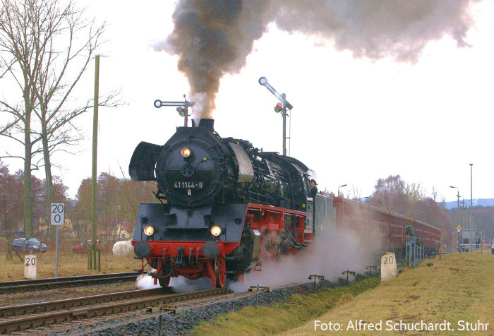 41 1144 mit dem ziemlich schweren DGz 203 (sieht gar nicht so schwer aus...) machte sowohl bei der Einfahrt als auch bei der hier zu sehenden Ausfahrt Oberrohn ein tolles, akustisches Spektakel, um 10:40h, 11.04.2013