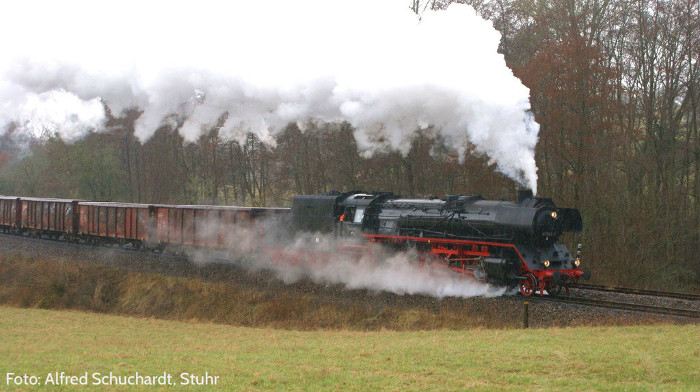 41 1144 mit DGz 302 im heftigen -auch akustisch manchmal störenden - Regen, fotografiert nahe der Sound-Aufnahme, nämlich vor Oberrohn, um 9:34h am 12.04.2013