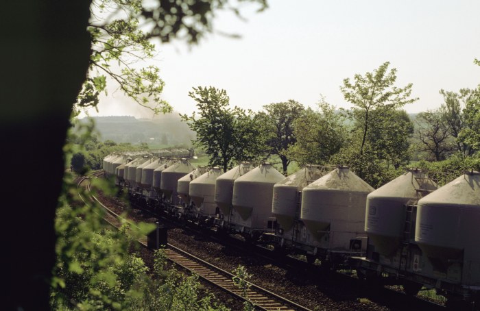 44 0093 mit DNG 1 hinter Saalfeld, am 05.05.2000