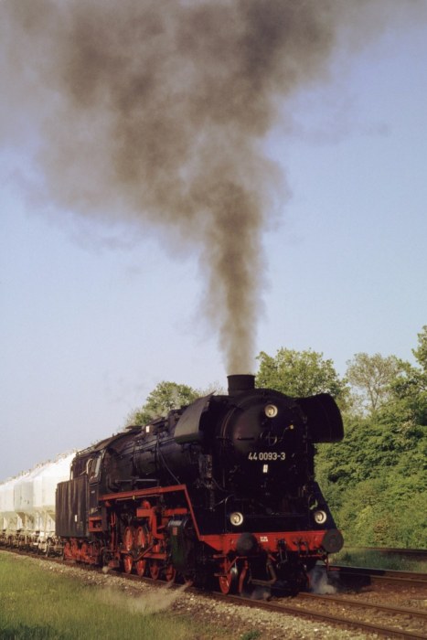44 0093 Sondergüterzug DNG 3 Ausfahrt Oppurg, am 05.05.2000