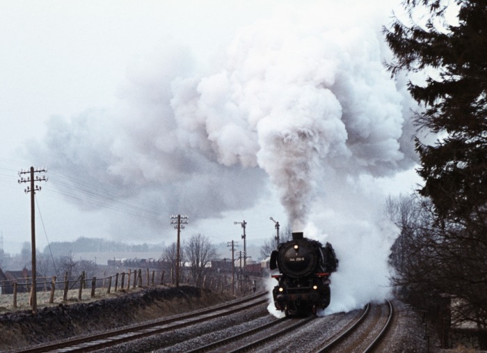044 256 mit Dg 53845 donnert durch Uslar, am 24.03.1976
