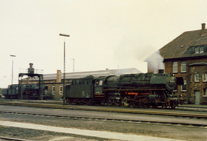 044 334 vor der Kulisse des auf vielen Fotos im Hintergrund sichtbaren Dienstgebäudes im Bw Rheine, Juli 1974