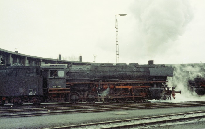 und 044 334 auf der Drehscheibe vorm Lokschuppen