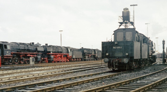 Die Reihen der vielen 044 im Bw Emden von einem anderen Blickwinkel aus betrachtet. Interessant: Die Rangierlok an diesem Tag im Rbf Emden, dem 18.03.1975, war eine 50er