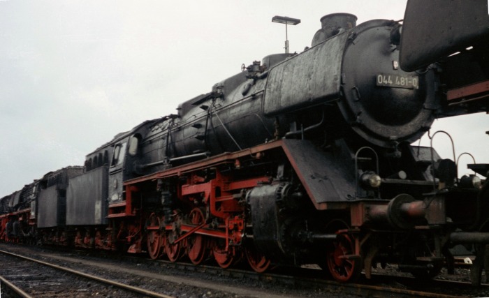 044 481 kalt im Bw Emden, am 18.03.1975