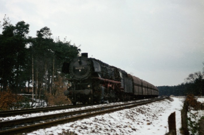 043 737 mit Erzzug aus Emden Richtung Rheine, nördlich von LIngen (bei Km 241,3) um 17:55h am 18.03.1975