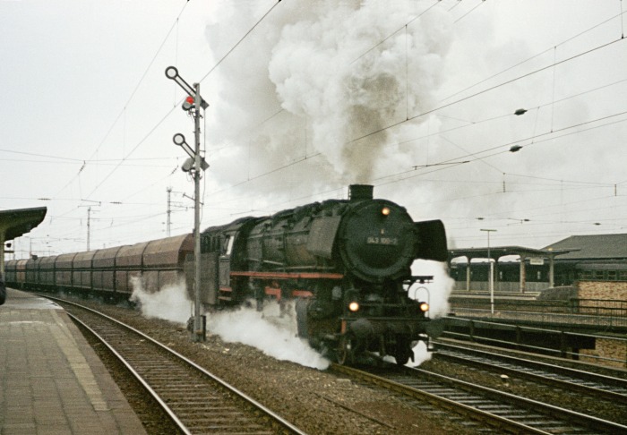 043 100 mit Erzwagenzug Durchfahrt Bahnhof Rheine, 19.03.1975