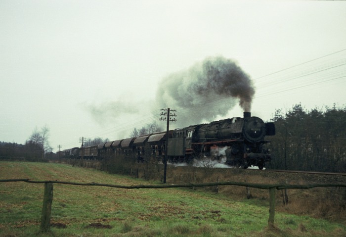 043 737 mit Güterzug bei Salzbergen, 19.03.1975