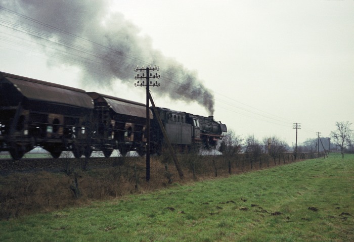 043 737 mit Güterzug bei Salzbergen, 19.03.1975