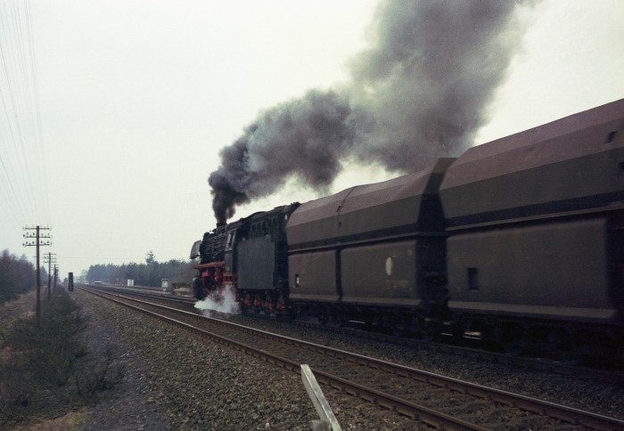 043 666 mit Erzzug bei Leschede, um 15:28h am 19.03.1975