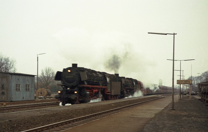  043 642 + unbekannte 042 mit 4000t Erz durchfahren Leschede Richtung Süden, um 15:55h am 19.03.1975
